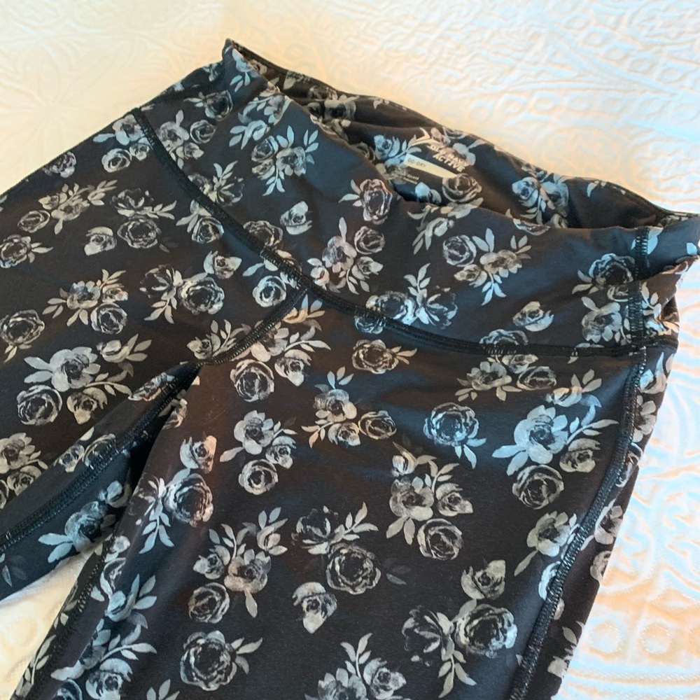 Old Navy floral black & white workout crop pants - Picture 3 of 6